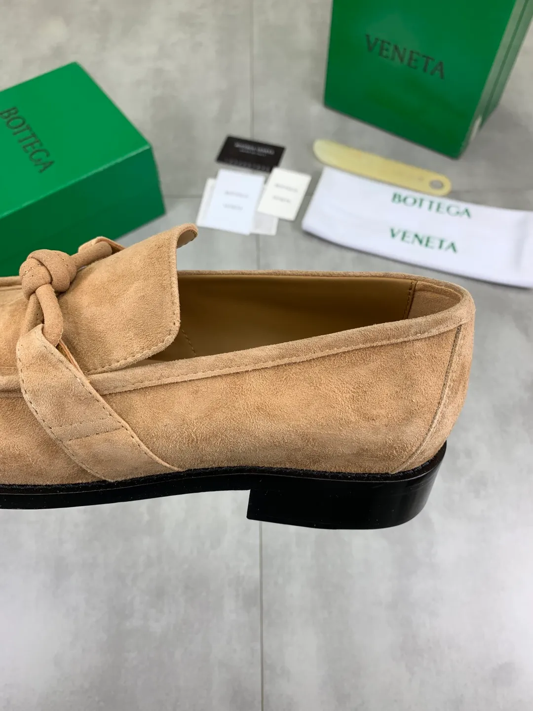 Men's shoes 💰P820 [New model] (genuine leather outsole) water-dyed cow lining 💰High-quality business couple leather shoes 💎💎💎 BOTTEGA VENETA official website synchronizes the latest top version of BV in the market, accept material comparison, shoe type comparison, process comparison, practical and textured, versatile and suitable for any occasion, the more you look at it, the more flavorful it becomes. Purely hand-knitted craftsmanship - Upper material, calfskin imported from Italy 🇮🇹 - High-quality water-dyed cowhide lining - Original private model customized leather outsole -Size: Female 35-39 (40 ordered) Male 39-44 (38 45 can be customized) Color: Multiple colors available